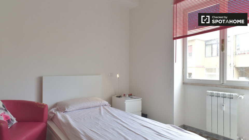 Immagine 19 di Camera condivisa in affitto  in Via Filippo Eredia a Roma