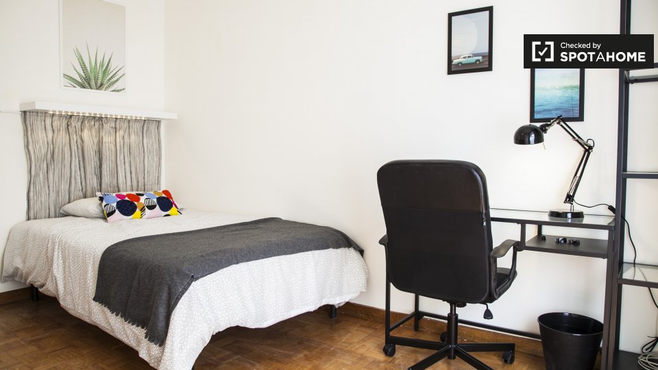 Immagine 2 di Camera condivisa in affitto  in Via Angelo Emo, 00136 Roma RM, Italy a Roma