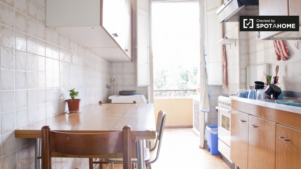 Immagine 7 di Camera condivisa in affitto  in Via Dacia a Roma