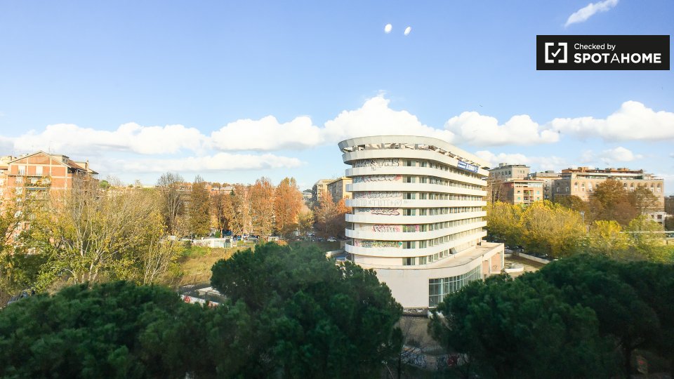 Immagine 4 di Camera condivisa in affitto  in Viale Giustiniano Imperatore a Roma