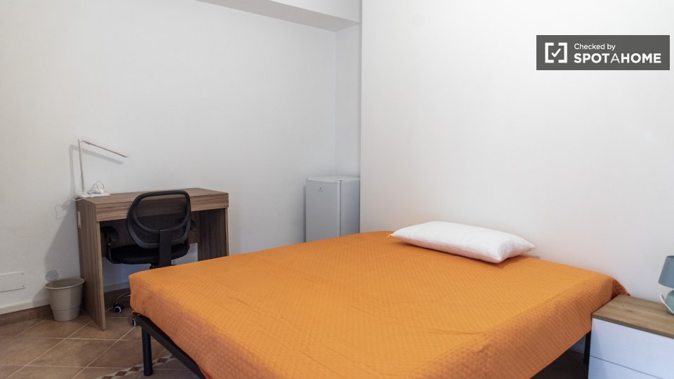 Immagine 3 di Camera condivisa in affitto  in Via Antonino Pio a Roma