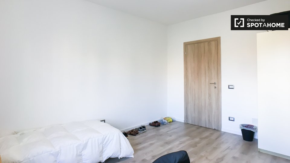 Immagine 3 di Camera condivisa in affitto  in Viale Giustiniano Imperatore a Roma