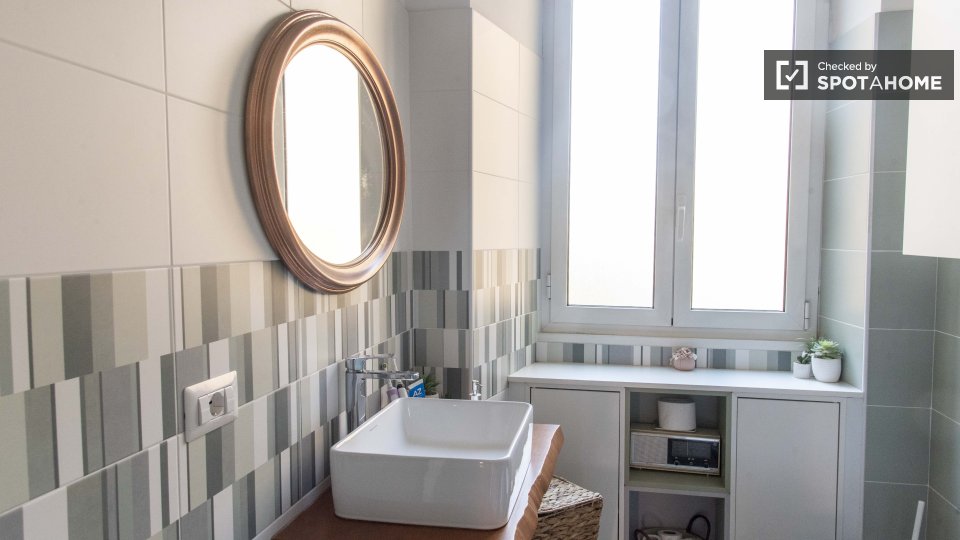 Immagine 5 di Camera condivisa in affitto  in Via Delle Azalee a Roma