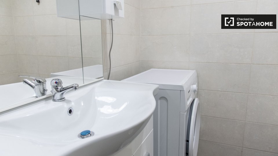 Immagine 10 di Camera condivisa in affitto  in Via Oderisi da Gubbio a Roma