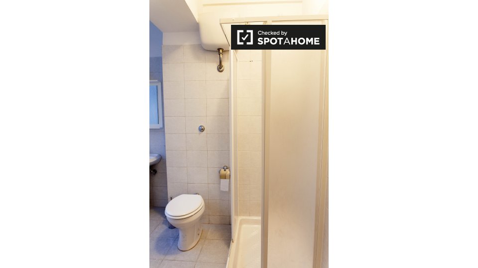 Immagine 5 di Camera condivisa in affitto  in Via Paola Falconieri a Roma