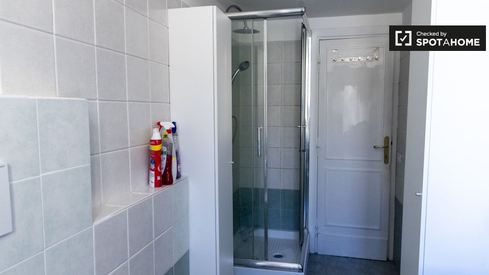 Immagine 9 di Camera condivisa in affitto  in Via Costantino Corvisieri a Roma