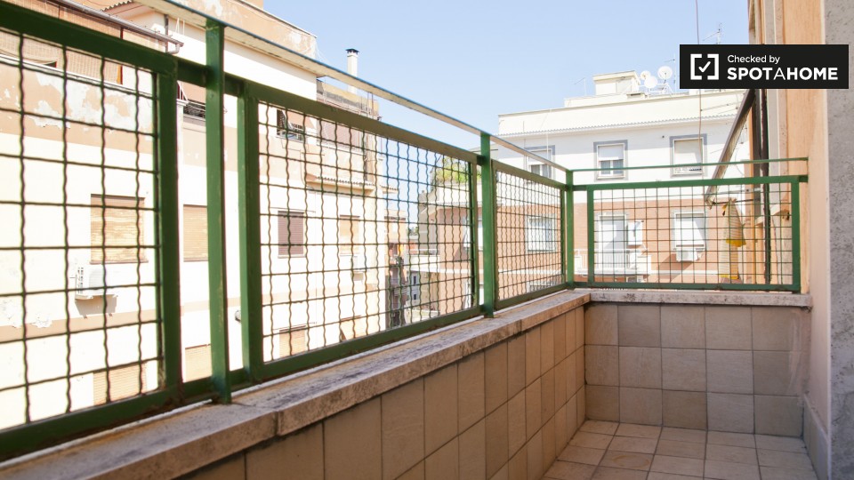 Immagine 15 di Camera condivisa in affitto  in Via dei Platani a Roma