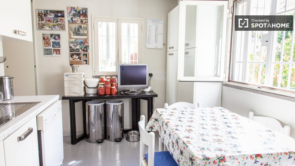 Immagine 8 di Camera condivisa in affitto  in Via Coviello a Roma