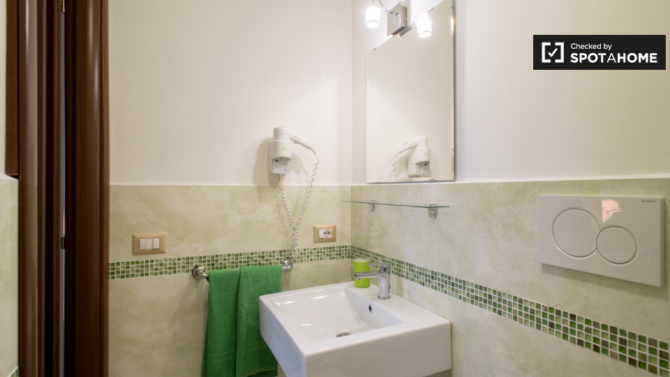 Immagine 17 di Camera condivisa in affitto  in Via Monza a Roma