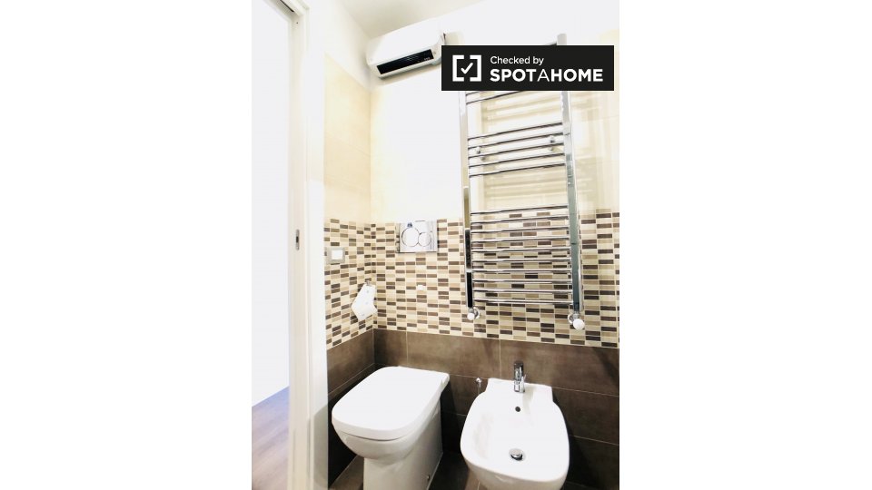 Immagine 6 di Camera condivisa in affitto  in Via Valdarno a Roma