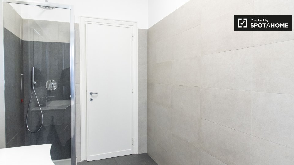 Immagine 9 di Camera condivisa in affitto  in Via Anastasio II a Roma