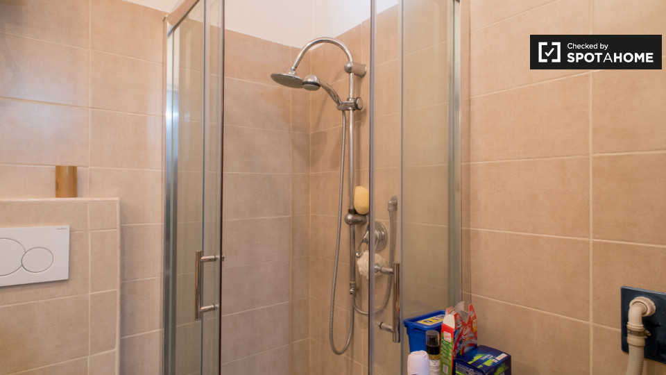 Immagine 13 di Camera condivisa in affitto  in Via Casilina a Roma