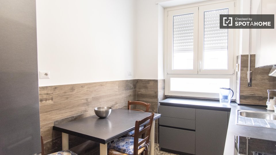 Immagine 6 di Camera condivisa in affitto  in Via Vetulonia a Roma