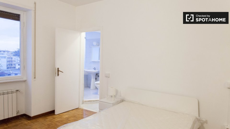 Immagine 4 di Camera condivisa in affitto  in Via Paola Falconieri a Roma