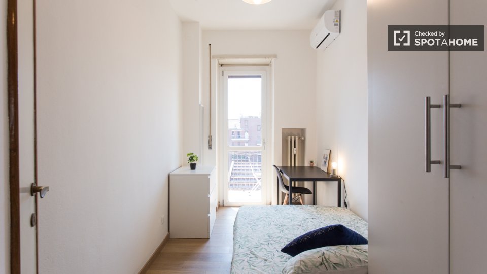 Immagine 2 di Camera condivisa in affitto  in Via Donatello a Milano