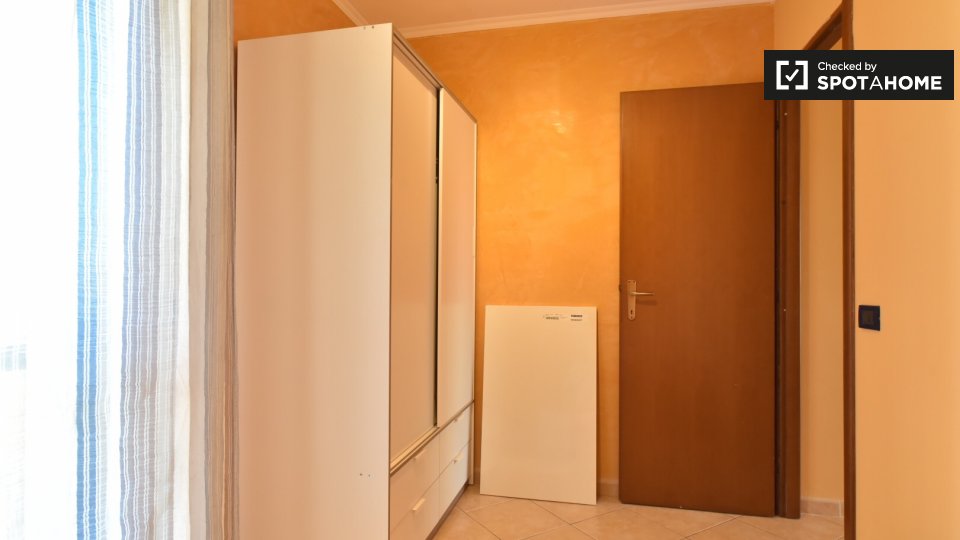 Immagine 2 di Camera condivisa in affitto  in Via Tullio Garbari, 00125 Roma RM, Italy a Roma