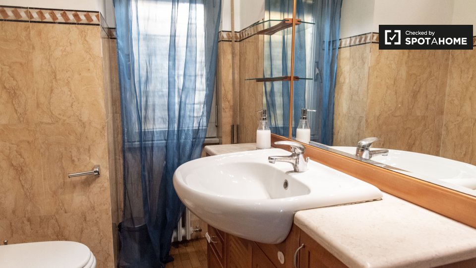 Immagine 8 di Camera condivisa in affitto  in Via Tigrè a Roma