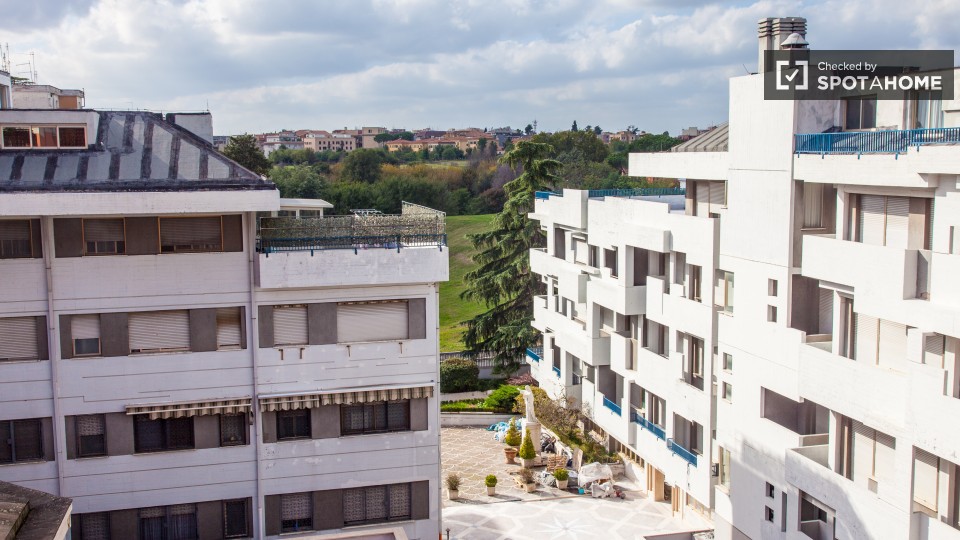 Immagine 13 di Camera condivisa in affitto  in Viale Jonio a Roma