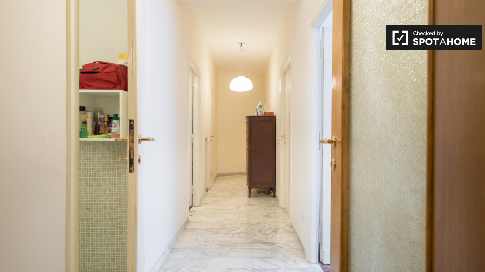 Immagine 16 di Camera condivisa in affitto  in Largo dei Colli Albani a Roma