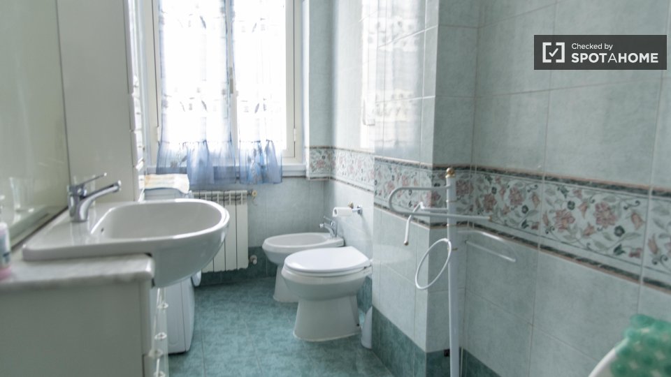 Immagine 9 di Appartamento in affitto  in Via Gian Luca Squarcialupo a Roma