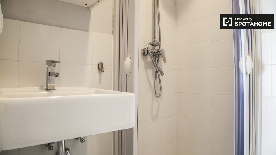 Immagine 8 di Camera condivisa in affitto  in Via Tiburtina a Roma