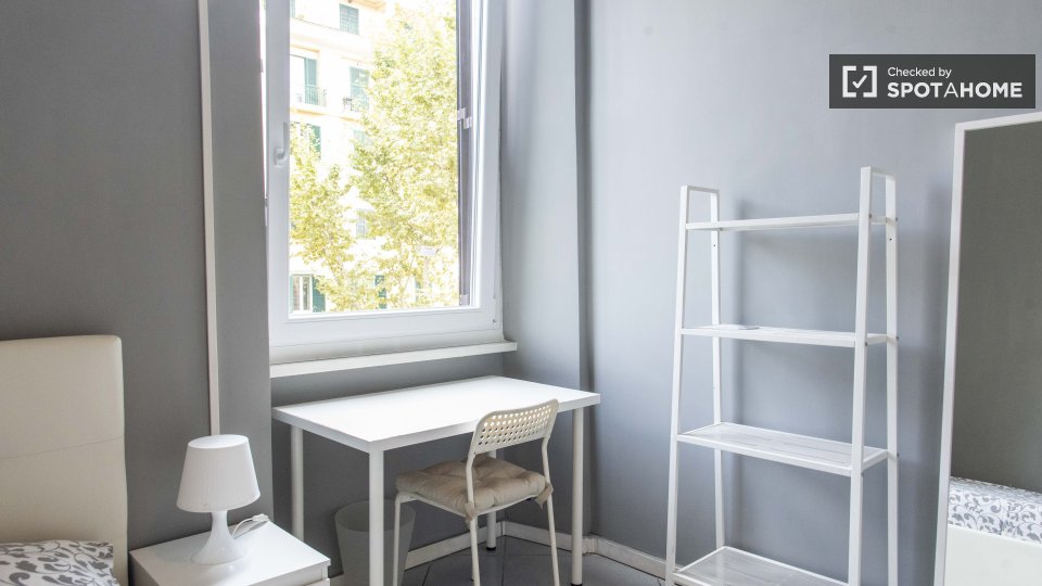 Immagine 4 di Camera condivisa in affitto  in Viale Regina Margherita, 00198 Roma RM, Italy a Roma