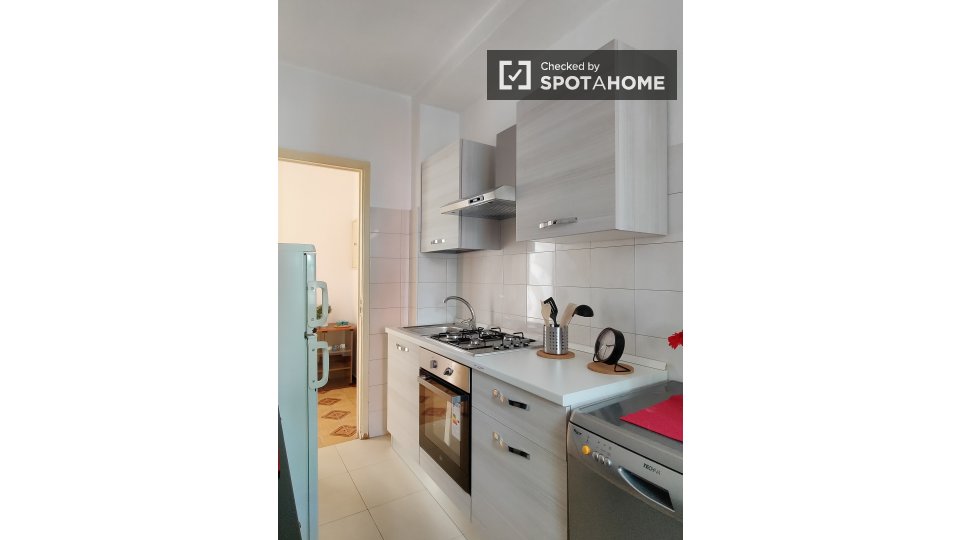 Immagine 6 di Camera condivisa in affitto  in via Barzoni a Milano