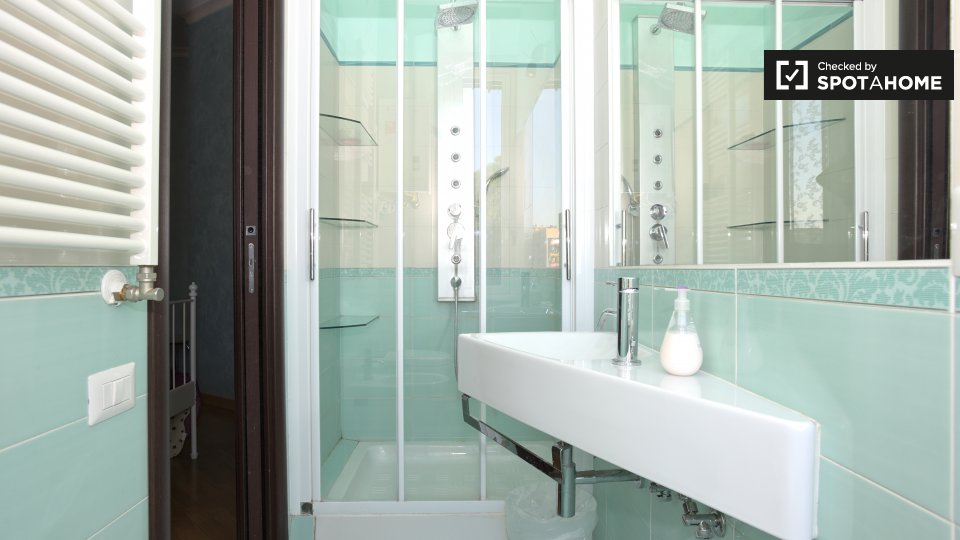 Immagine 5 di Camera condivisa in affitto  in Via Monselice a Roma