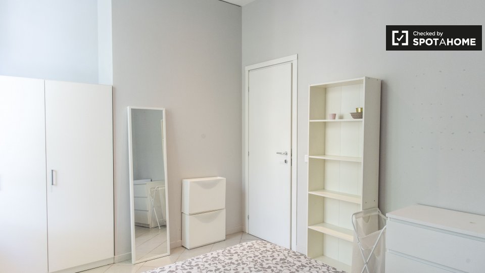 Immagine 4 di Camera condivisa in affitto  in Viale Regina Margherita, 00198 Roma RM, Italy a Roma