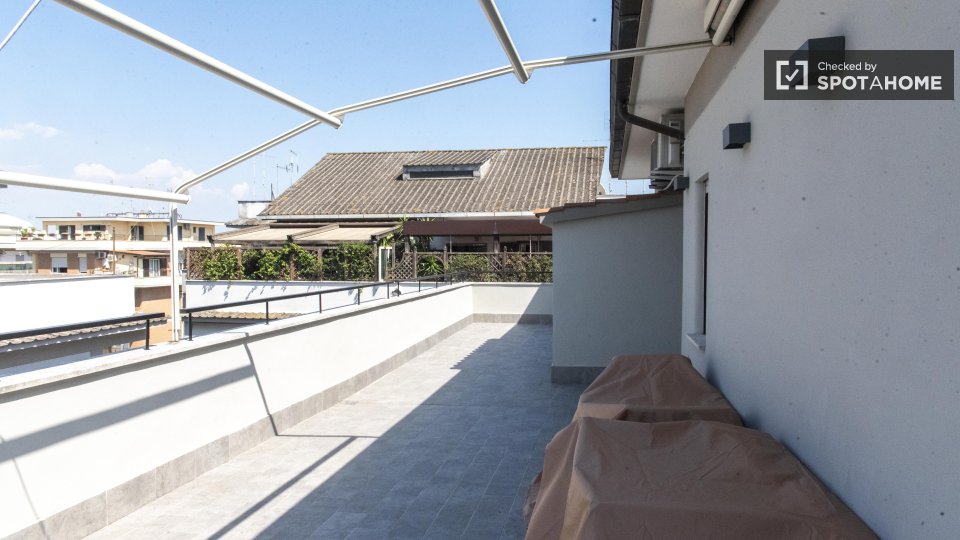 Immagine 12 di Appartamento in affitto  in Via Pietro Maffi a Roma