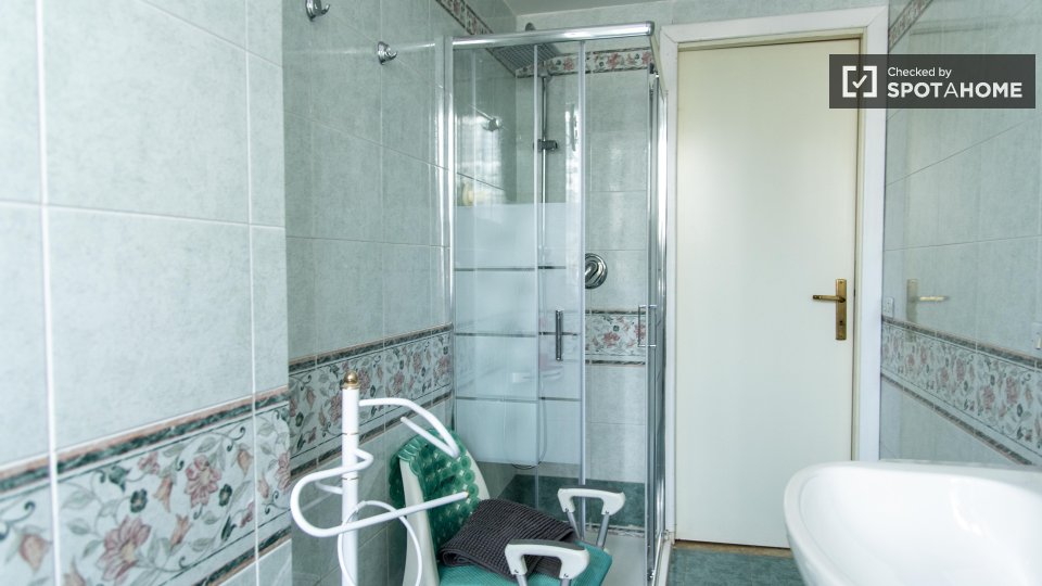 Immagine 11 di Appartamento in affitto  in Via Gian Luca Squarcialupo a Roma