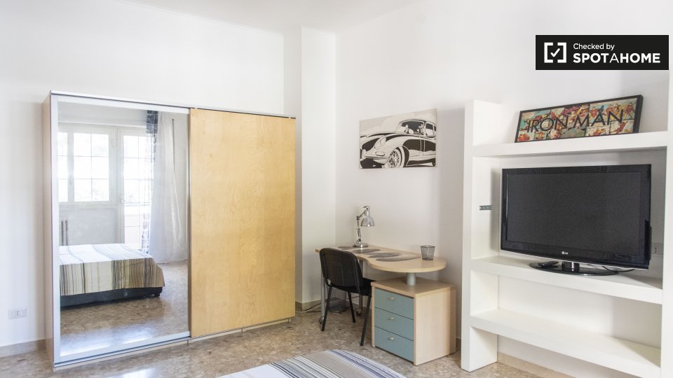 Immagine 3 di Camera condivisa in affitto  in Via Anastasio II a Roma