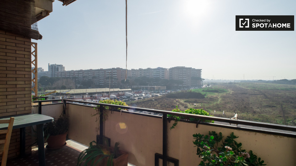 Immagine 11 di Camera condivisa in affitto  in Viale Bruno Rizzieri a Roma