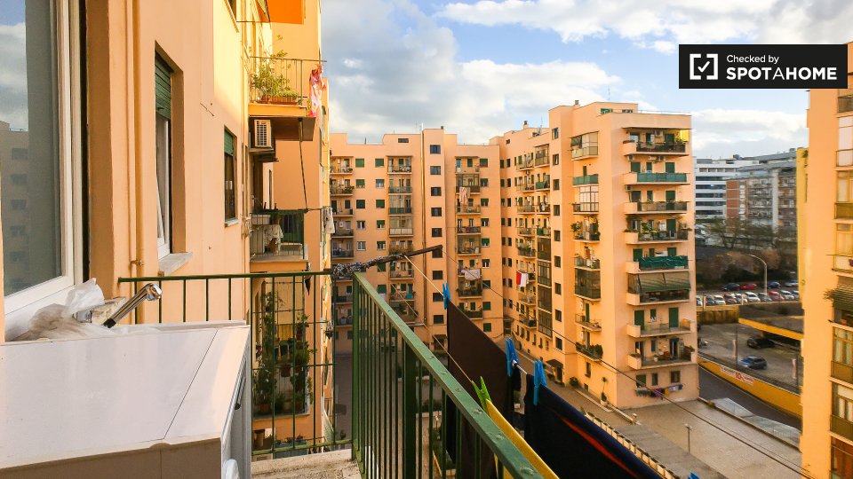 Immagine 9 di Camera condivisa in affitto  in Viale Giustiniano Imperatore a Roma