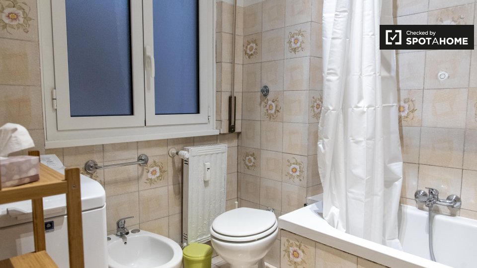 Immagine 16 di Camera condivisa in affitto  in Via Antonino Pio a Roma