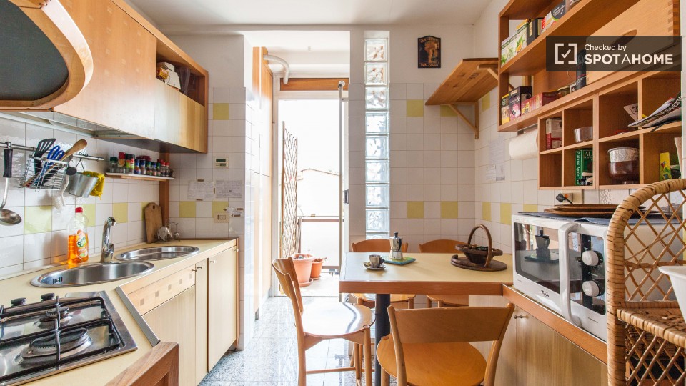 Immagine 4 di Camera condivisa in affitto  in Via Corinto a Roma