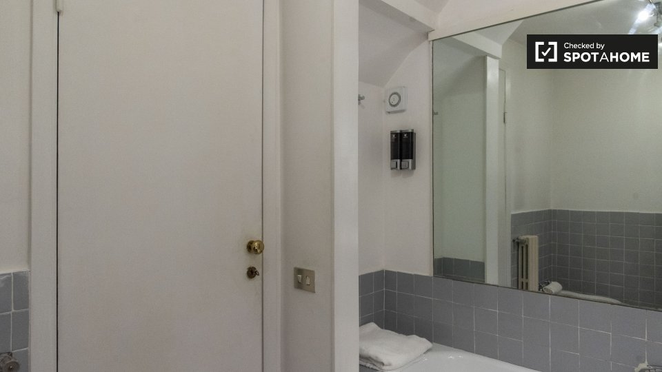 Immagine 14 di Appartamento in affitto  in Via del Pavone a Roma