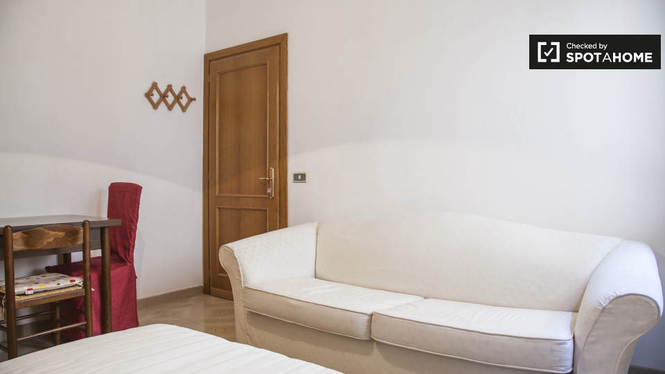 Immagine 18 di Camera condivisa in affitto  in Via Sestio Menas a Roma