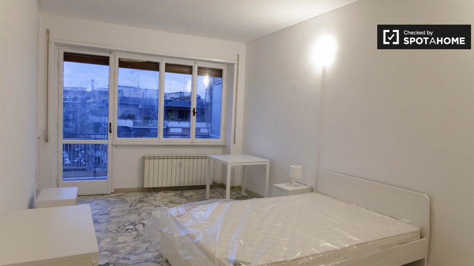 Immagine 19 di Camera condivisa in affitto  in Via Paola Falconieri a Roma