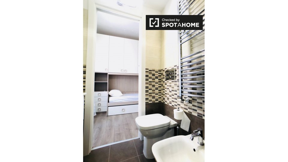 Immagine 18 di Camera condivisa in affitto  in Via Valdarno a Roma