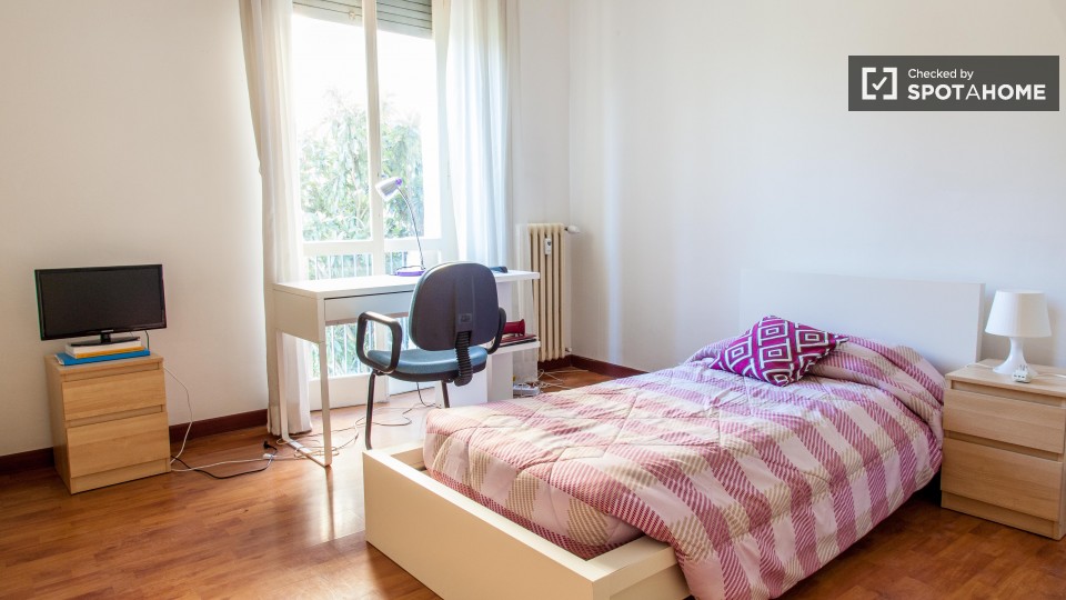 Immagine 8 di Camera condivisa in affitto  in Via del Fontanile Arenato a Roma