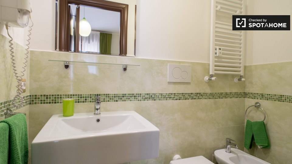 Immagine 14 di Camera condivisa in affitto  in Via Monza a Roma