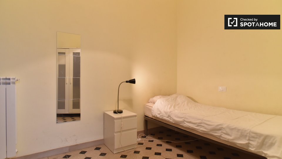 Immagine 2 di Camera condivisa in affitto  in Piazza Vittorio Emanuele II, 00185 Roma RM, Italy a Roma