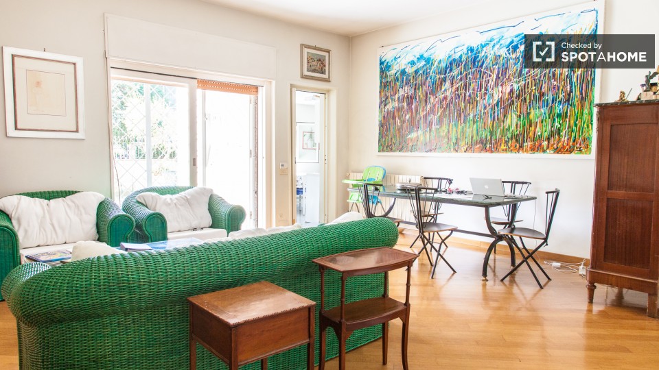 Immagine 6 di Camera condivisa in affitto  in Via Coviello a Roma