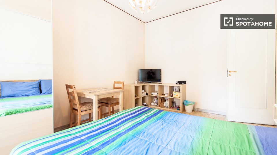 Immagine 8 di Camera condivisa in affitto  in Viale Partenope a Roma