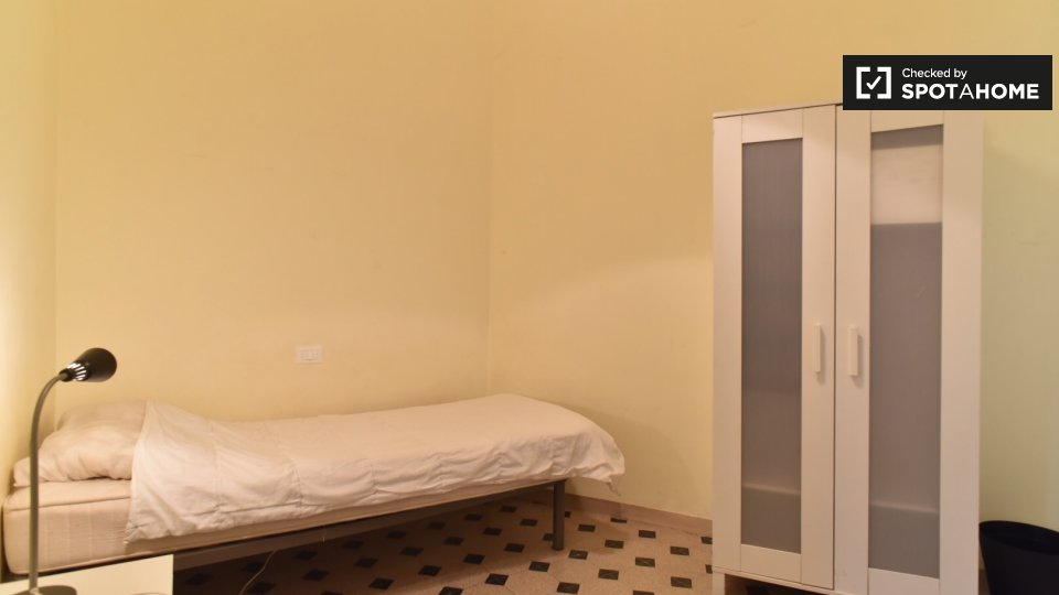 Immagine 3 di Camera condivisa in affitto  in Piazza Vittorio Emanuele II, 00185 Roma RM, Italy a Roma