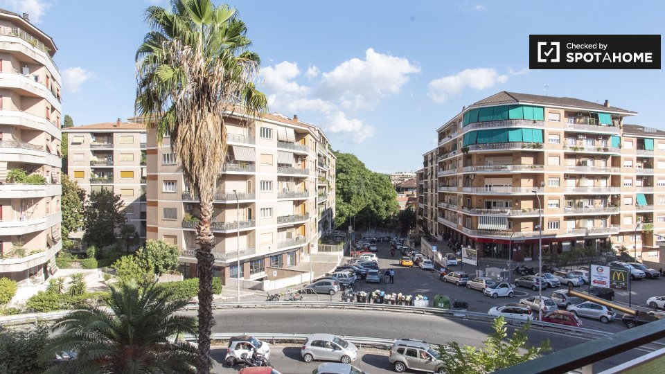 Immagine 15 di Camera condivisa in affitto  in Via Anastasio II a Roma