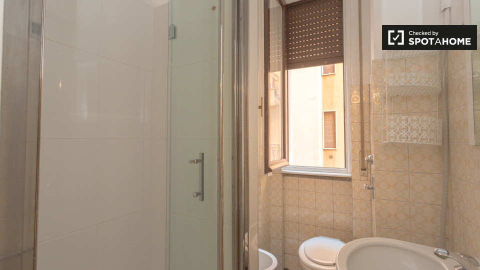 Immagine 14 di Camera condivisa in affitto  in Via Salasco a Milano