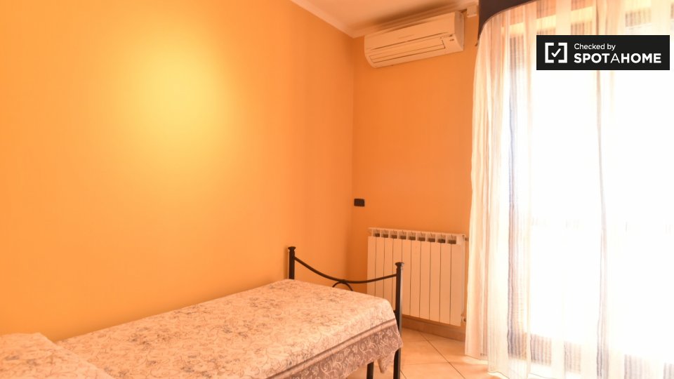 Immagine 14 di Camera condivisa in affitto  in Via Tullio Garbari, 00125 Roma RM, Italy a Roma