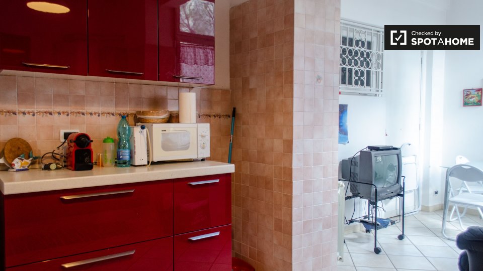 Immagine 10 di Camera condivisa in affitto  in Via Francesco De Vico, 00142 Roma RM, Italy a Roma